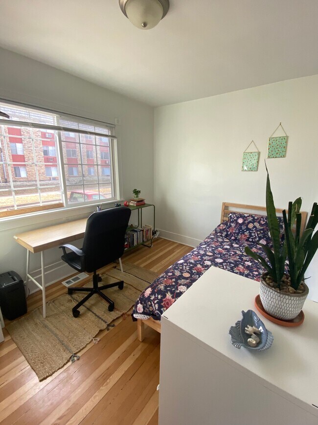 Building Photo - 481 Warwick St