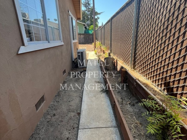 Building Photo - GIL560