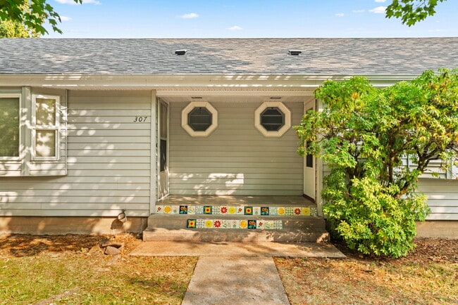 Building Photo - 305 Knoop Ln