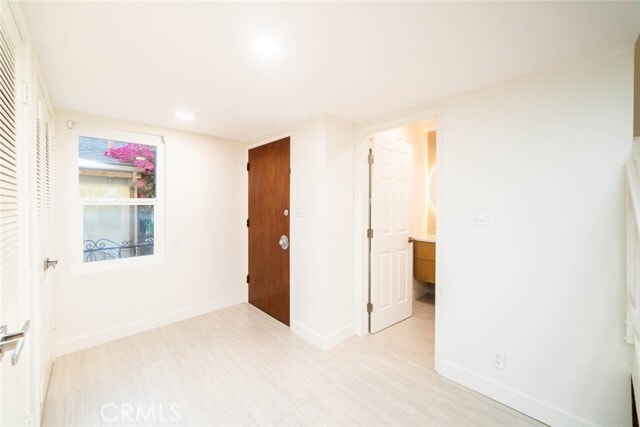 Building Photo - 10 Oak Tree Ln