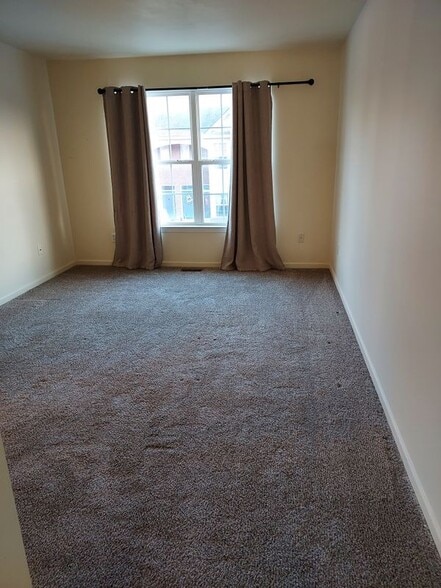 Building Photo - 16423 Claremont Dr