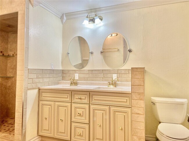 Building Photo - 7 Evesham Ln