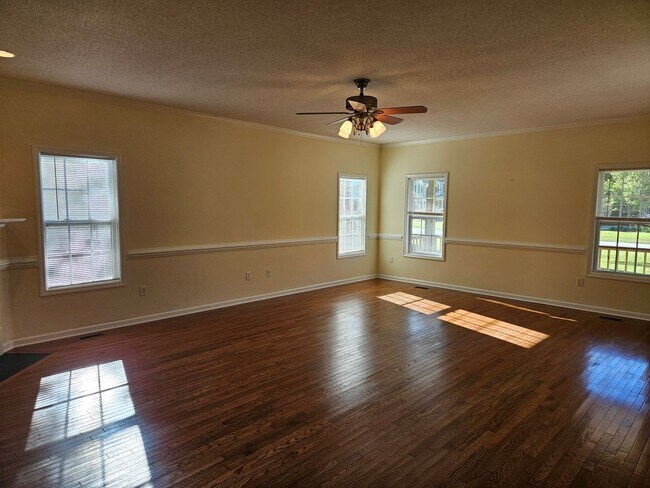 Building Photo - Beautiful 4 bedroom, 2.5 bath home in the ...