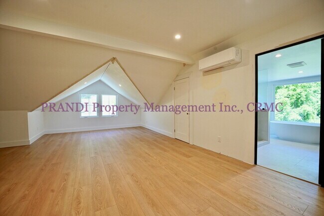 Building Photo - Classic, Modern and Private Home with Fres...