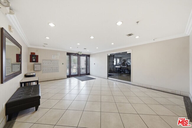 Building Photo - 956 S Wilton Pl