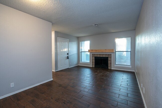 Building Photo - Spacious 1-Bedroom Apartment in South Tulsa | $785 | Mid October