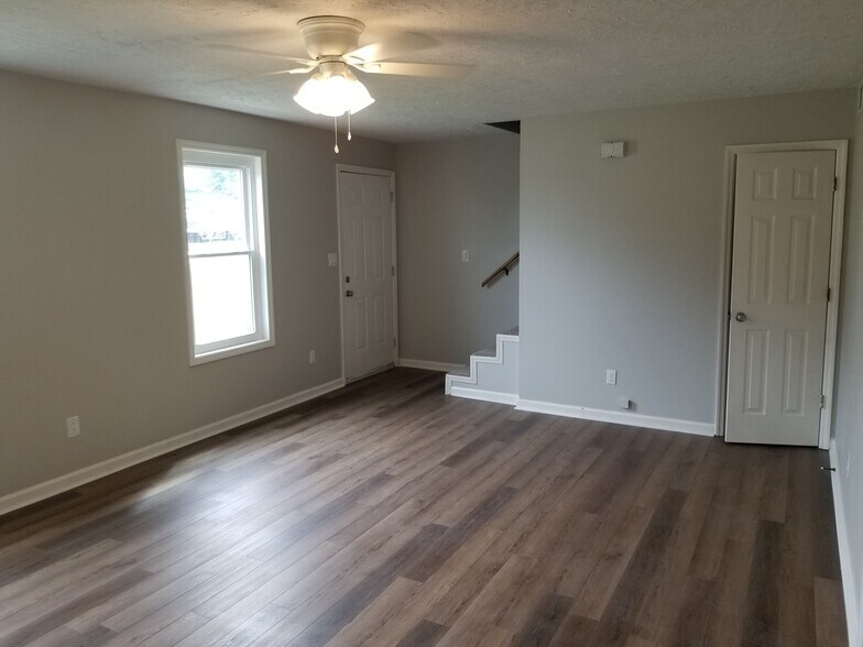 Living room looking towards front door - 1445 Toshiba Drive, #B