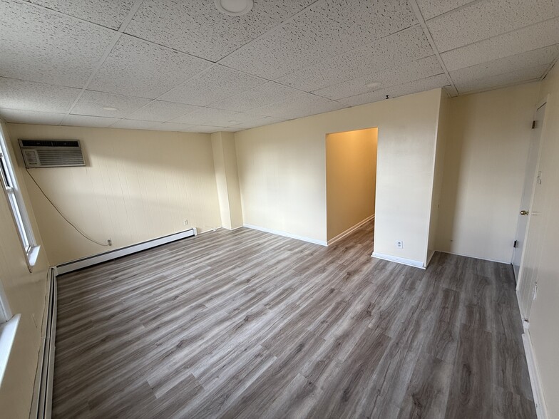Building Photo - 144 Midland Ave