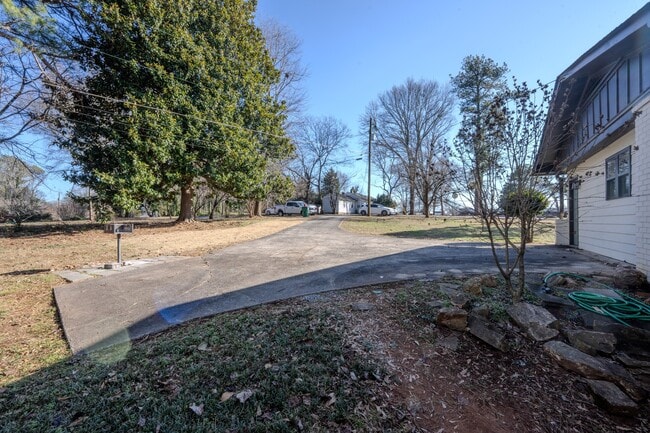 Building Photo - 1021 Plainview Dr