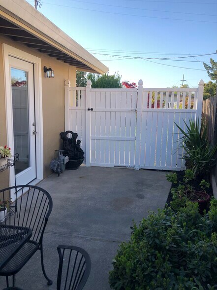 main entrance to the unit - 680 Rosal Way