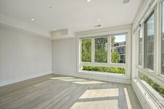 Building Photo - Available Now! Parking Included! Professio...