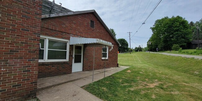 Primary Photo - 1302-1304 West Sunbury Rd