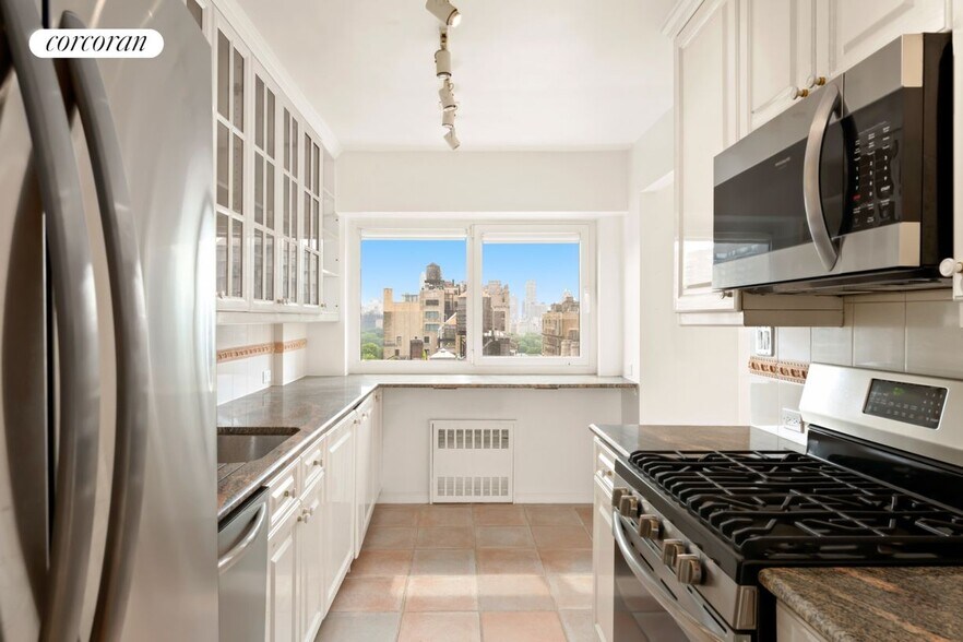 Building Photo - 45 W 67th St