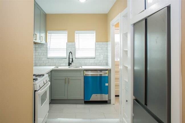 Building Photo - 2301 Albans Rd