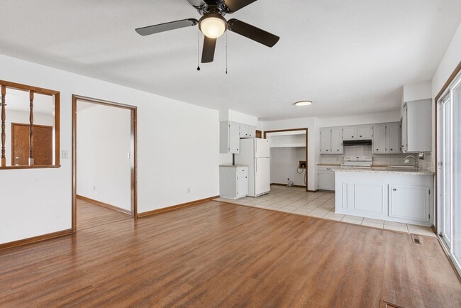 Building Photo - 3 Bedroom | 2 Bathroom | 2 Car Garage | Springfield MO | Fenced Back Yard!