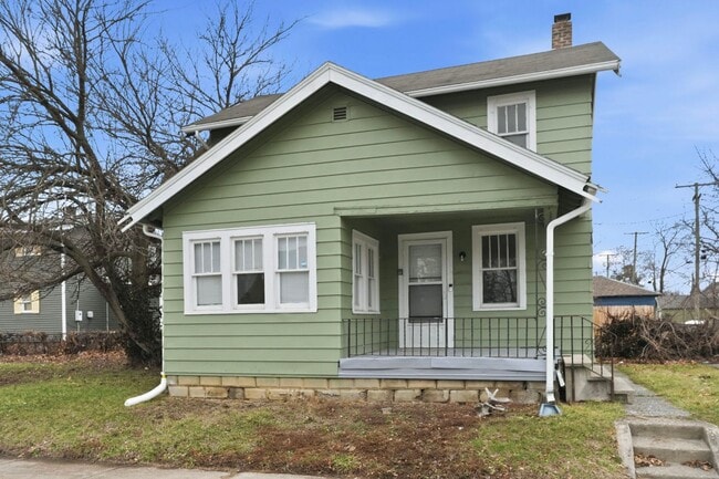 Building Photo - Updated 3-Bedroom Home with New Kitchen & Carpet