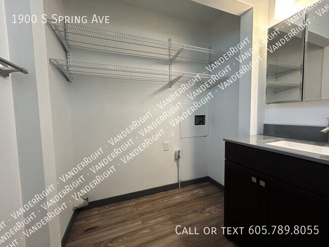 Building Photo - Spacious 4 Bedroom House With Huge Garage!