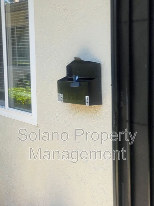 Building Photo - 1104 School St