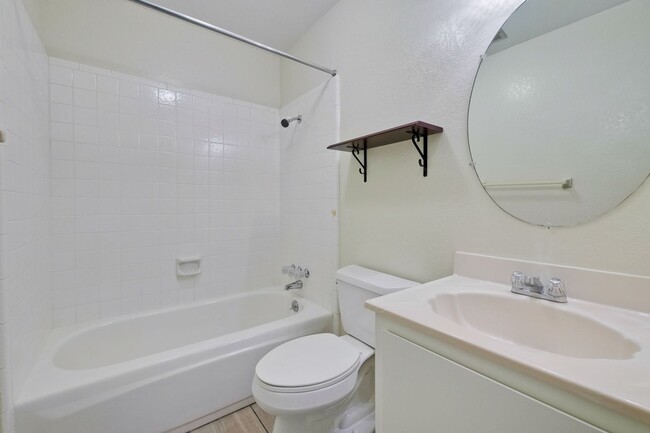 Building Photo - Lovely and Spacious 2BR 2.5BA Condo in Gre...