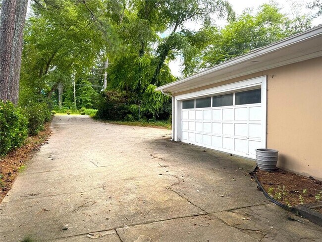 Building Photo - 5338 Roberts Dr