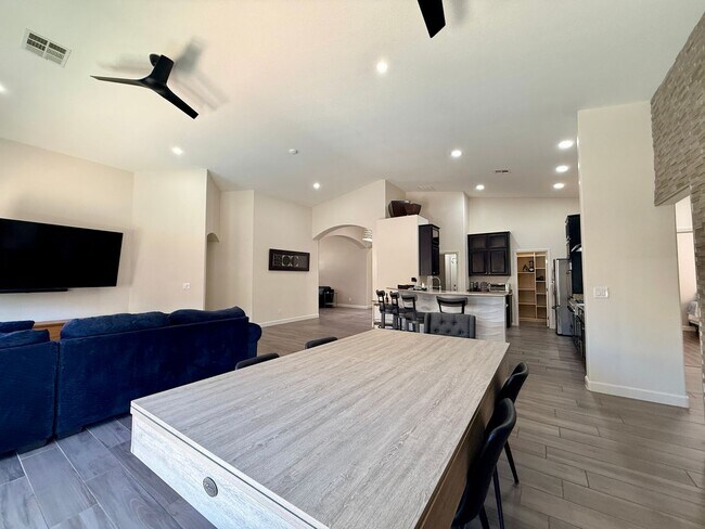Building Photo - Welcome to this stunning 5-bedroom, 3-bath home located in the desirable Estates of Wigwam Ranch ...