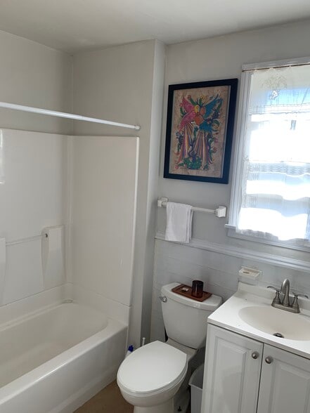 Building Photo - 620 E 7th St