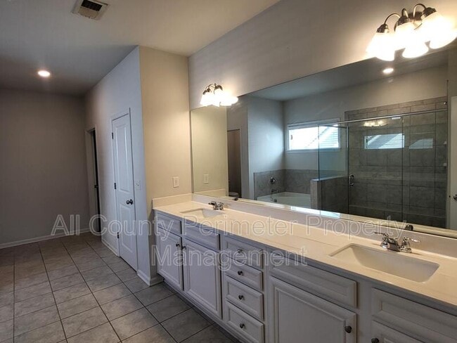 Building Photo - 3328 Fall Branch Ln