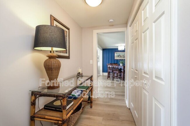 Building Photo - 395 Lake Dr