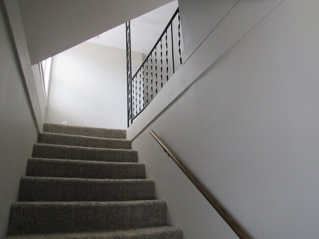 Building Photo - Dracut Beautiful 5 Bedroom Apartment Ready for Occupancy!!