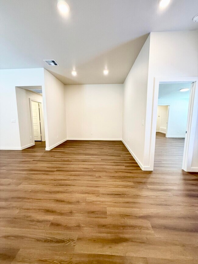 Building Photo - 2130 Langford Ave