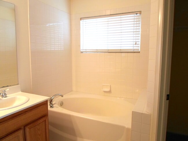 Master bedroom - 460 Middlebury Ct