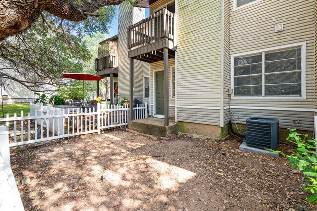 Building Photo - RIVER CROSSING TOWNHOME - 2BD -2.5BA - GREENBELT VIEW - WASHER/DRYER - RESERVED PARKING