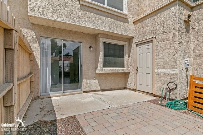 Building Photo - Bright 2Bdm 2.5Ba Townhome at Villa de Paz!