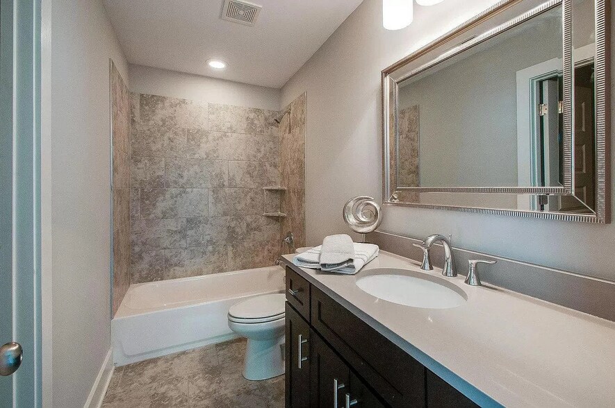 Building Photo - 552 Acklen Park Dr