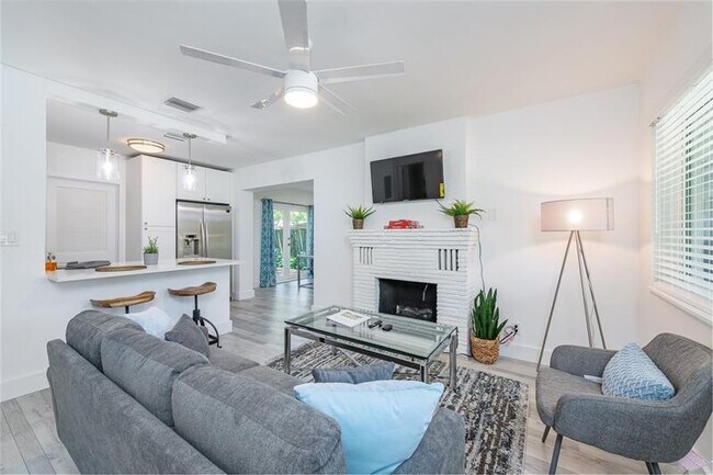 Building Photo - 822 NE 16th Ct