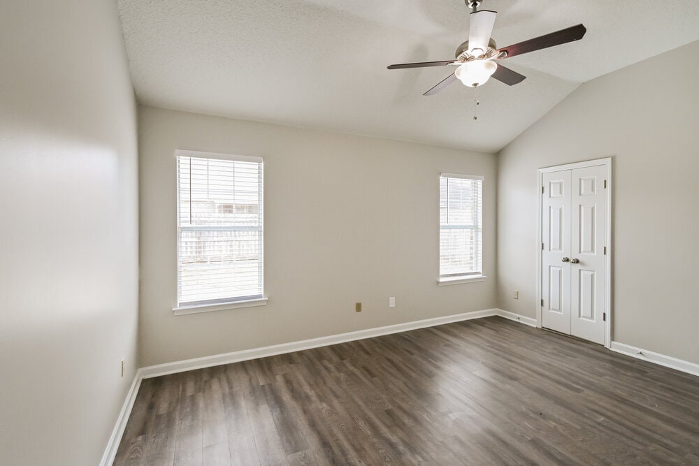 Building Photo - 8262 Regal Bend Dr