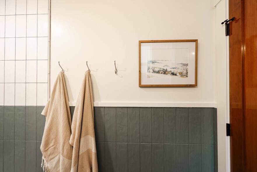 Family bathroom - 2214 Brant St