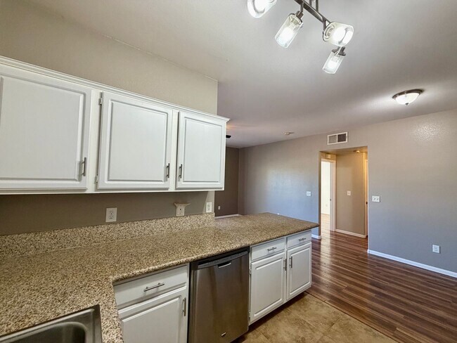 Building Photo - 2 bedroom condo in gated SE location.