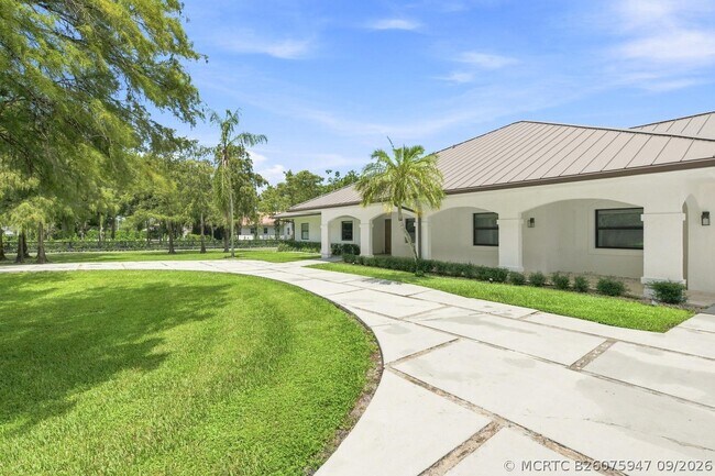 Building Photo - 14902 Paddock Dr