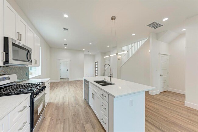 Building Photo - 401 Delmar Ave