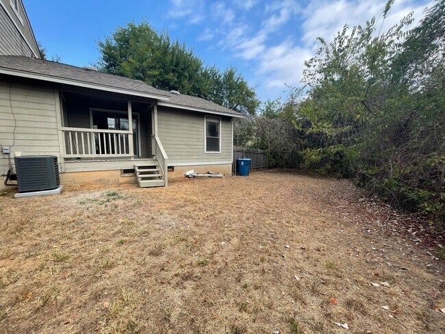 Building Photo - Cosy 2-1 1/2 with a great yard!