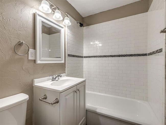 Building Photo - 209 Elm St