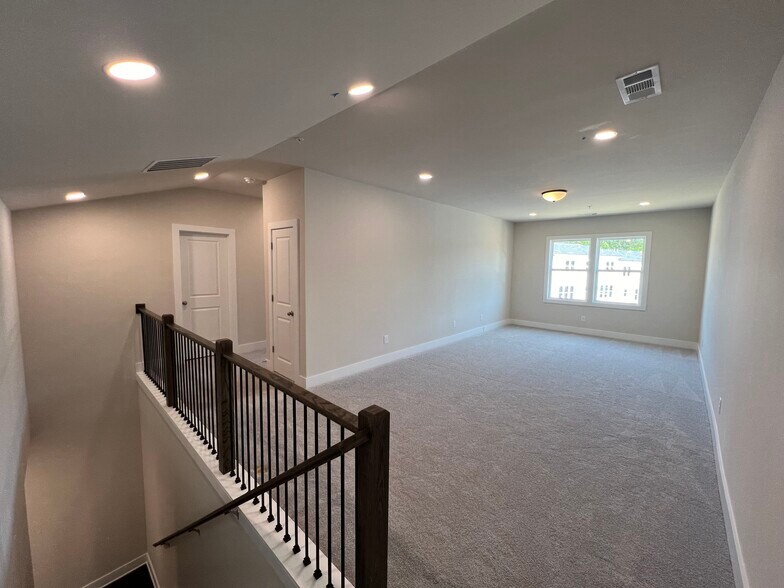 Building Photo - 1245 Willowcrest Way