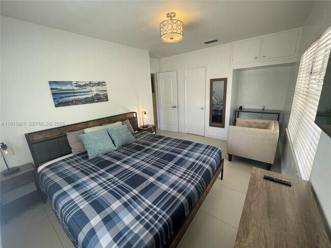 Building Photo - 1211 NE 15th Ave