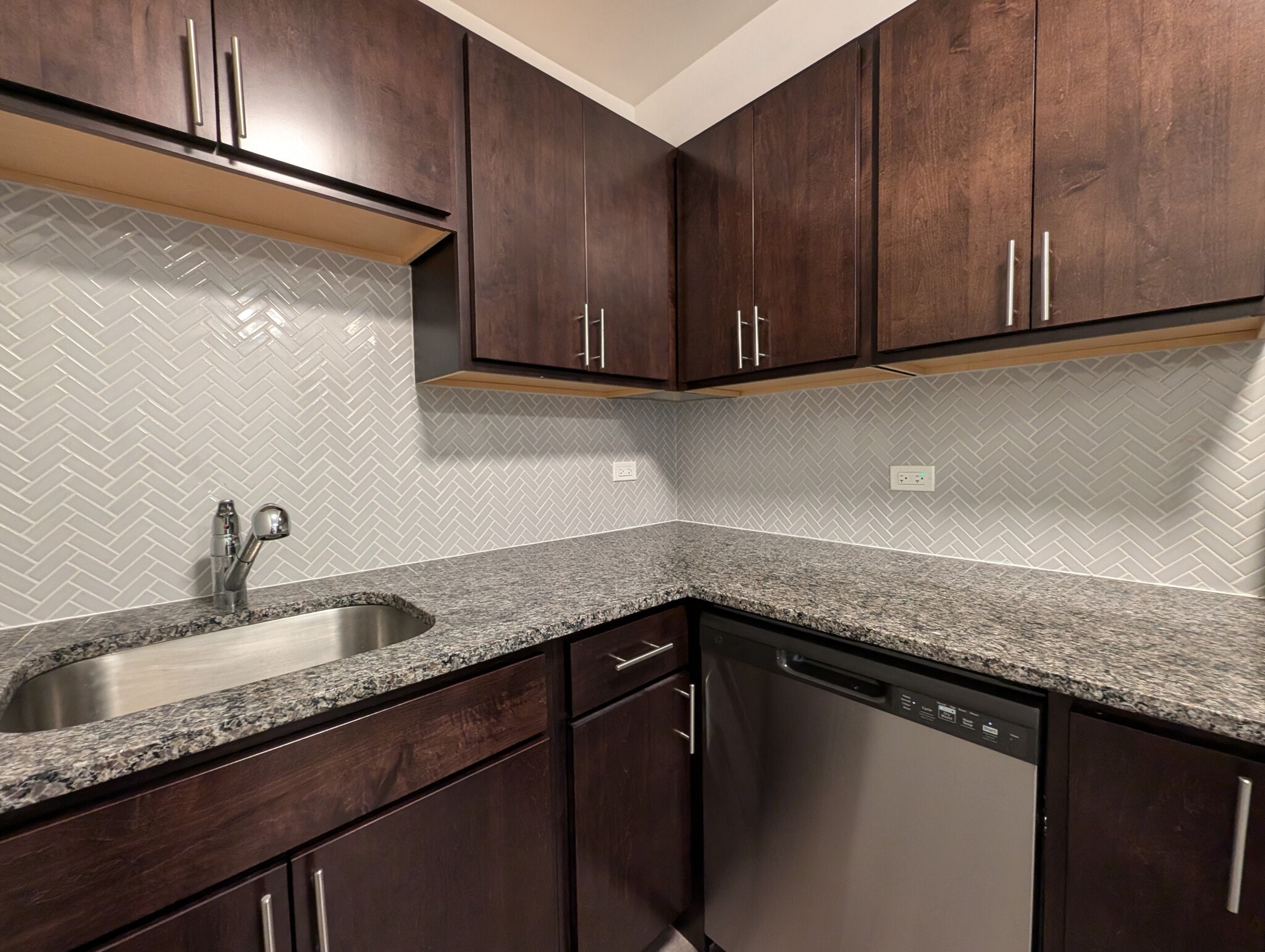 Building Photo - 542 W Surf St