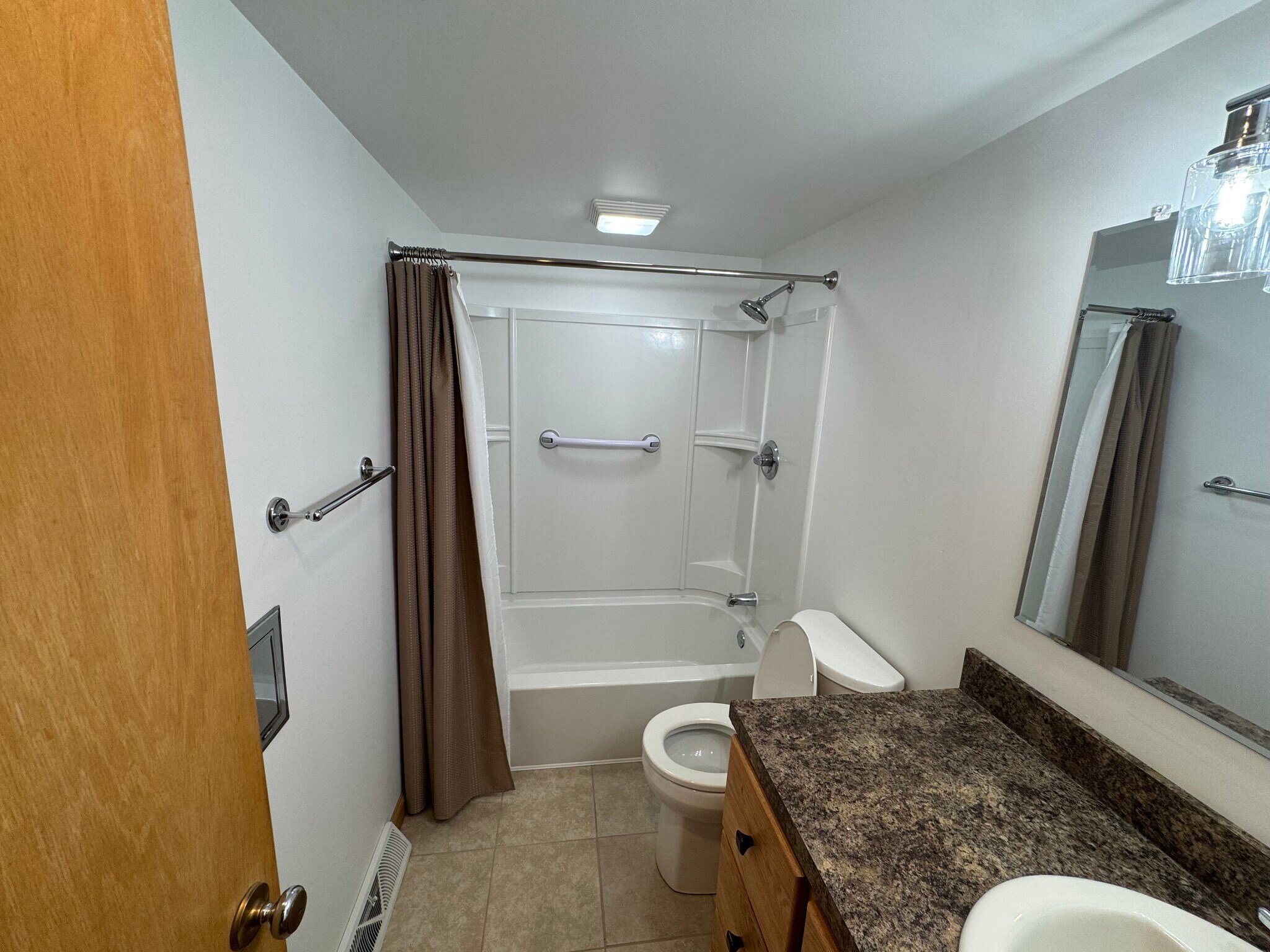 Main Bathroom - 270 Kenridge Rd