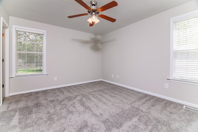 Building Photo - 147 Tralee Dr