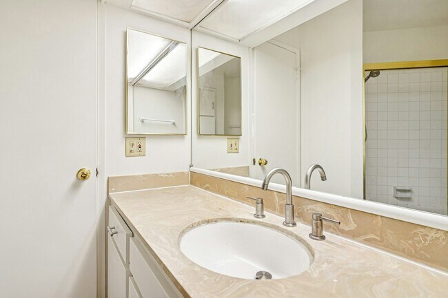 Building Photo - 999 Evelyn Terrace W