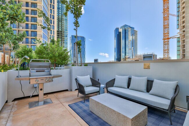 Building Photo - 2147