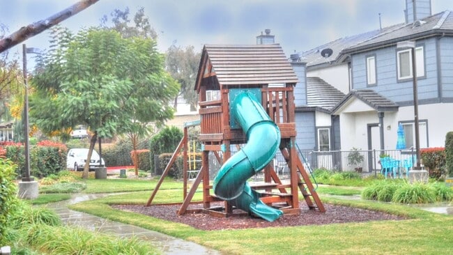 Building Photo - Charming 2 Bed/2 Bath Townhouse In Redlands!